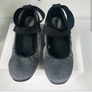 COM + SENS Thiery Silver & Black
Ballet Flats